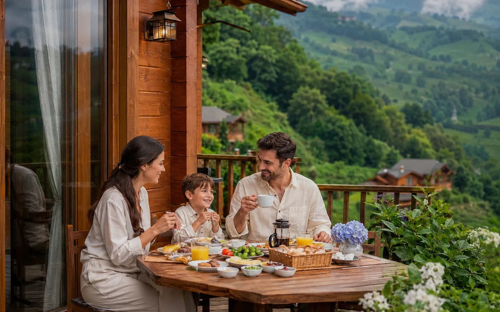 Rize aile bungalovunda dağ manzarasına karşı aile kahvaltısı